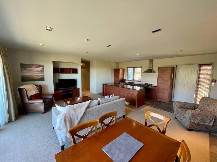 Terrace Downs 2 Bedroom Apartment Windwhistle Экстерьер фото