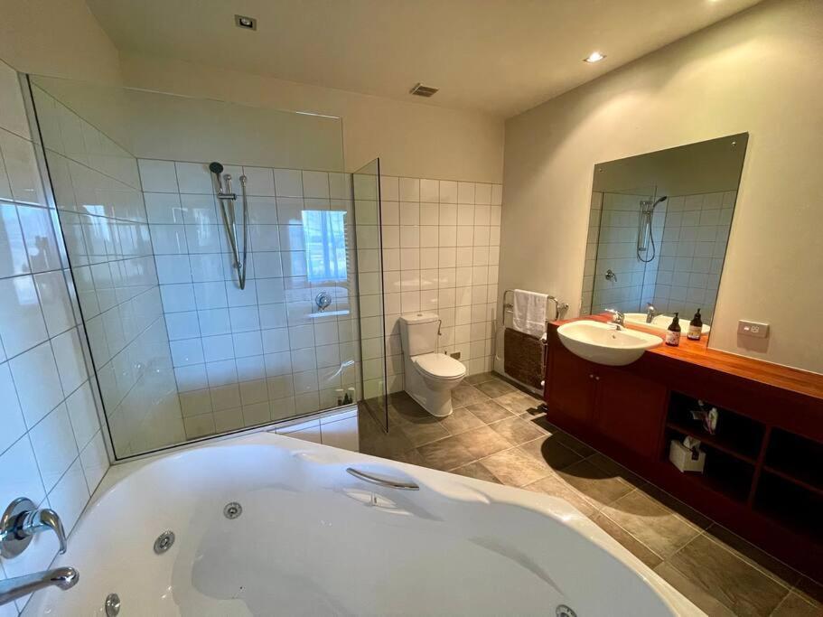 Terrace Downs 2 Bedroom Apartment Windwhistle Экстерьер фото