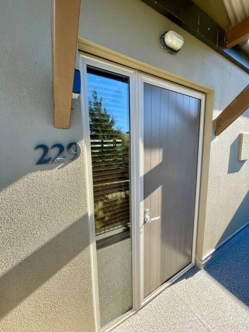 Terrace Downs 2 Bedroom Apartment Windwhistle Экстерьер фото